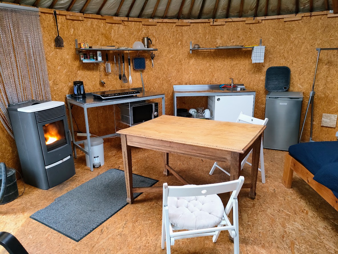 intérieur yourte cuisine et coin à manger