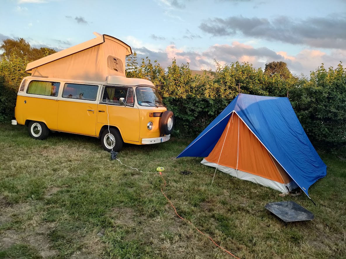Van et tente du camping à la ferme dans le Condroz namurois