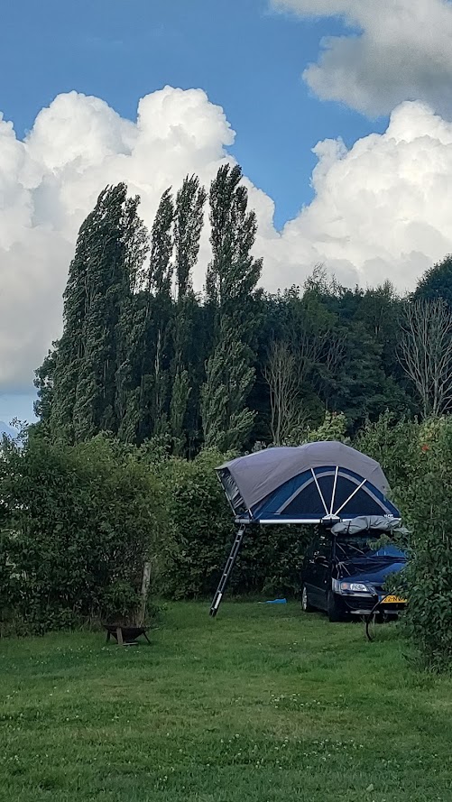 tente de toit dans camping à la ferme