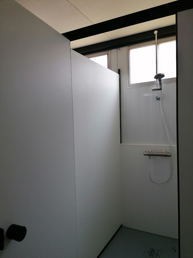 douche dans les sanitaires